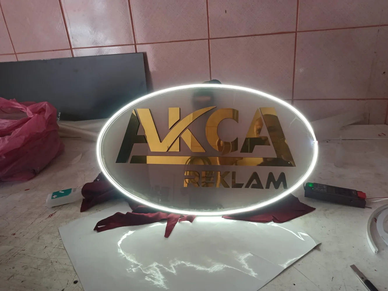 Altın krom oval ışıklı kutu harf tabela