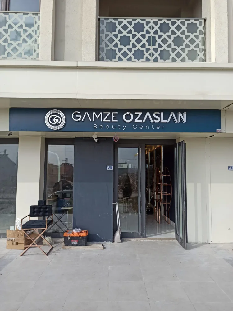 Gamze Özaslan Beauty Center ışıklı dış cephe tabela