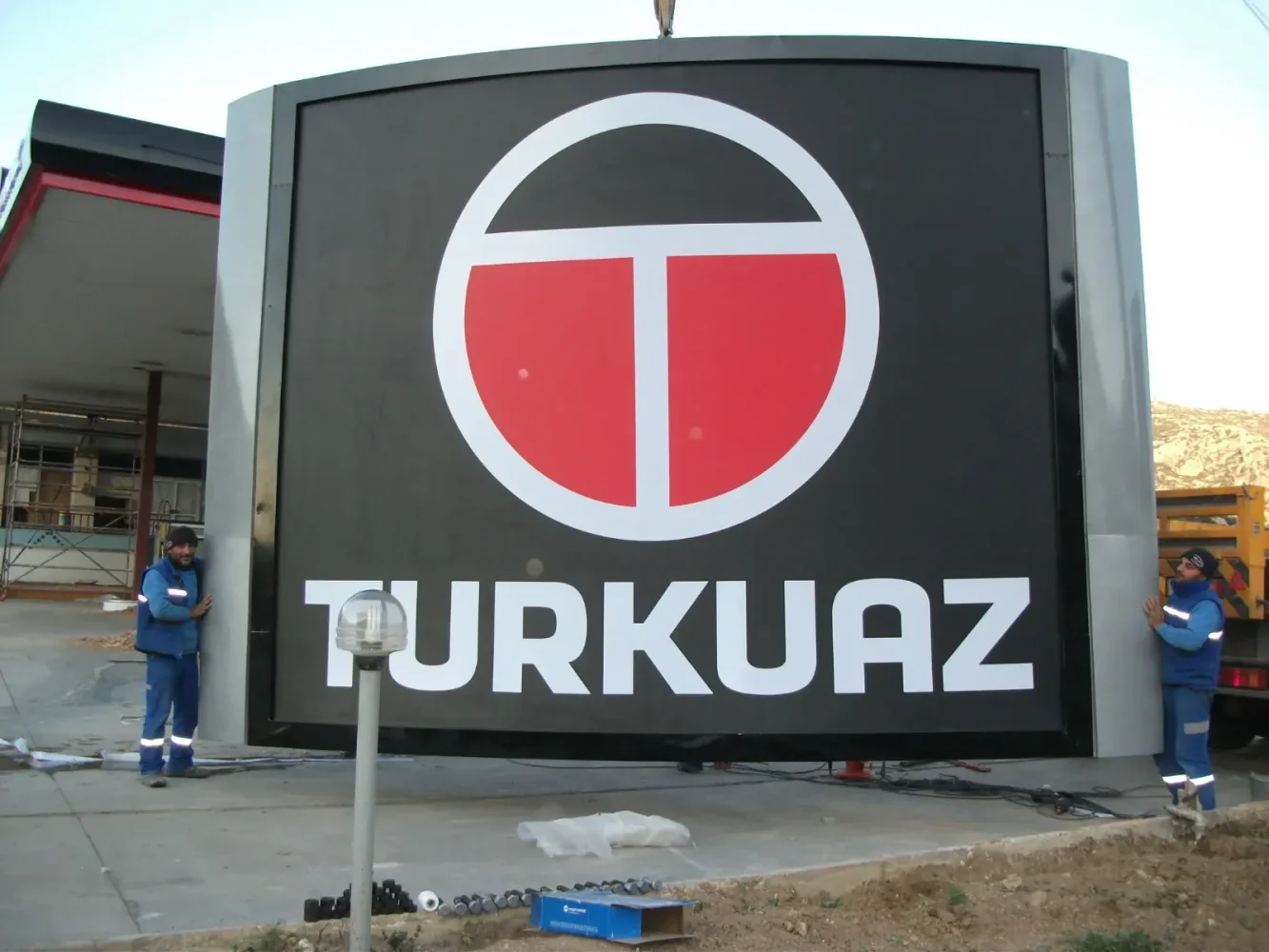 Turkuaz akaryakıt istasyonu totem tabela montajı