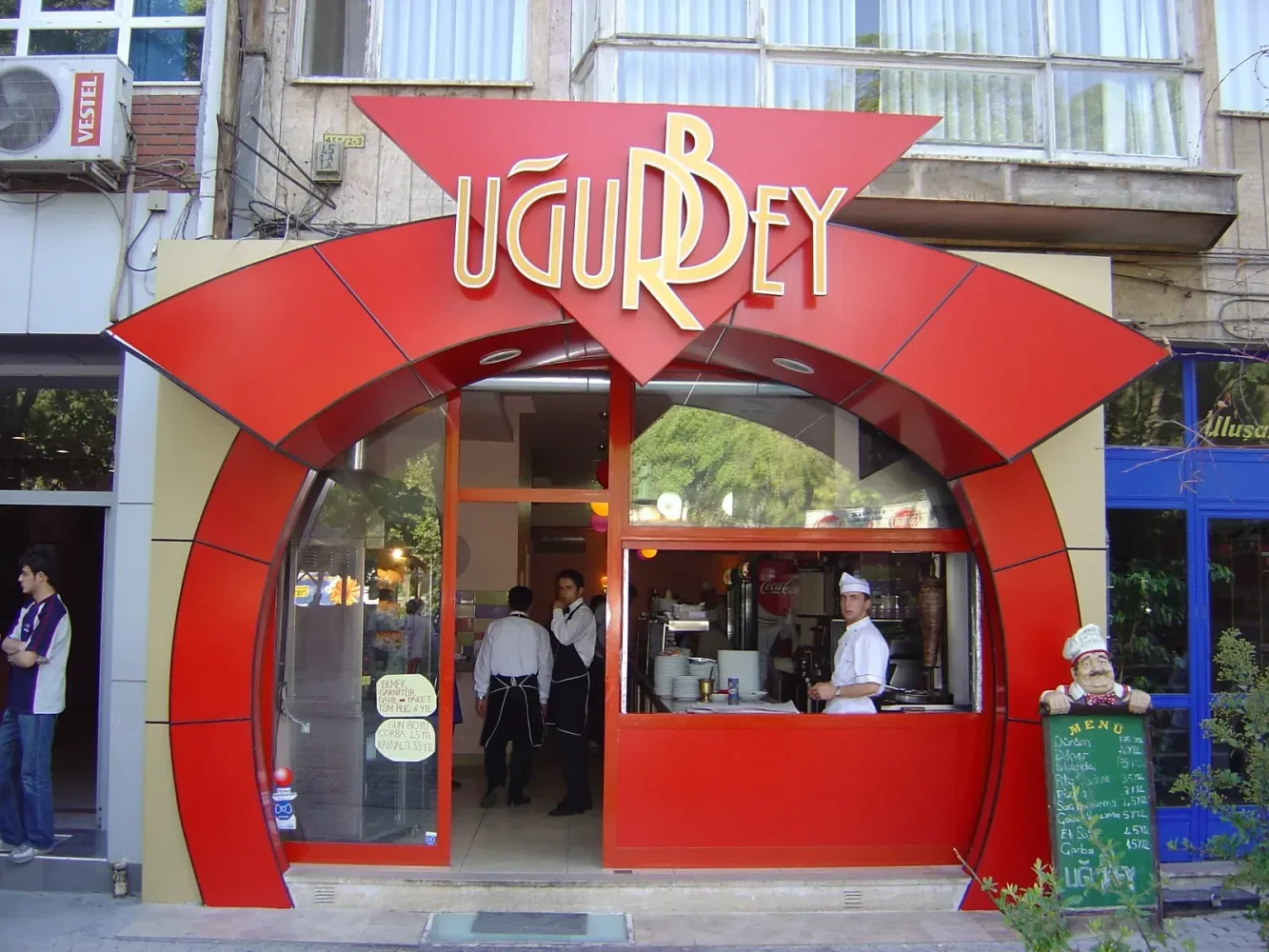 Uğur Bey restoran kırmızı kompozit cephe ve tabela